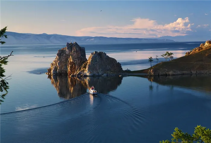 Скала́ Шаманка (также мыс Бурхан, Шаманский мыс, Пещерный мыс) — мыс в средней части западного побережья острова Ольхон, на озере Байкал