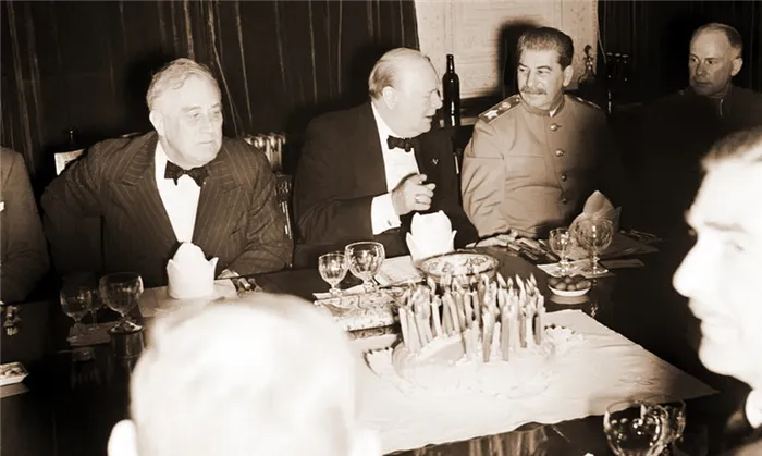 ​Званый обед в британском посольстве в Тегеране по случаю дня рождения Черчилля, 30 ноября 1943 года: Рузвельт, Черчилль, Сталин и торт с 69 свечами (Imperial War Museums) - Тост за ленд-лиз | Warspot.ru