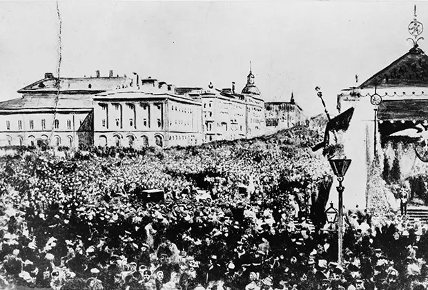 Толпы на улицах Москвы празднуют отмену крепостного права, 1861 год