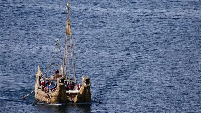 Тростниковая лодка (https://commons.wikimedia.org/wiki/Category:Lake_Titicaca#/media/File:Barco_de_totora.jpg)