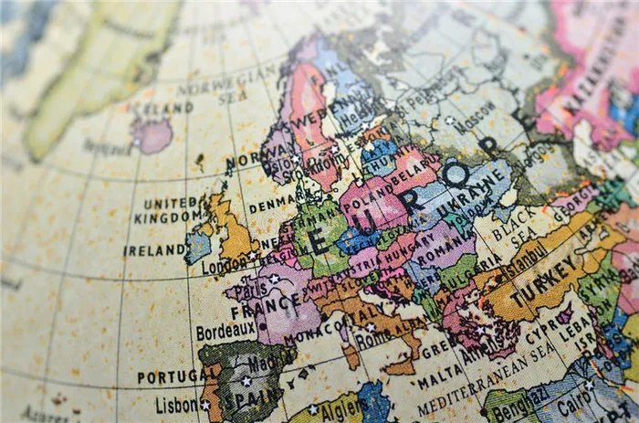 Винтажная карта Европы на глобусе