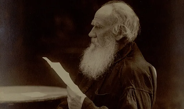 Лев Толстой с рукописью