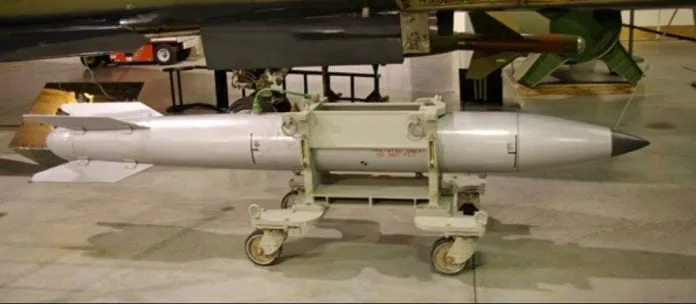 Опасность тактического ядерного оружия. Авиационная ядерная бомба B61-12 (США). Фото.