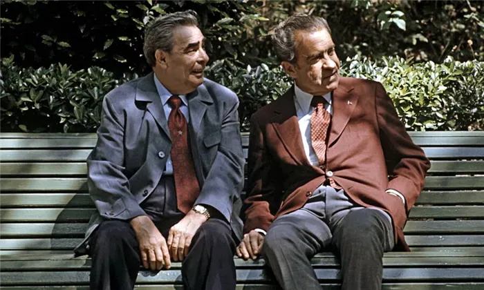 Генеральный секретарь ЦК КПСС Леонид Брежнев и президент США Ричард Никсон на правительственной даче в Крыму, лето 1974 года. 
