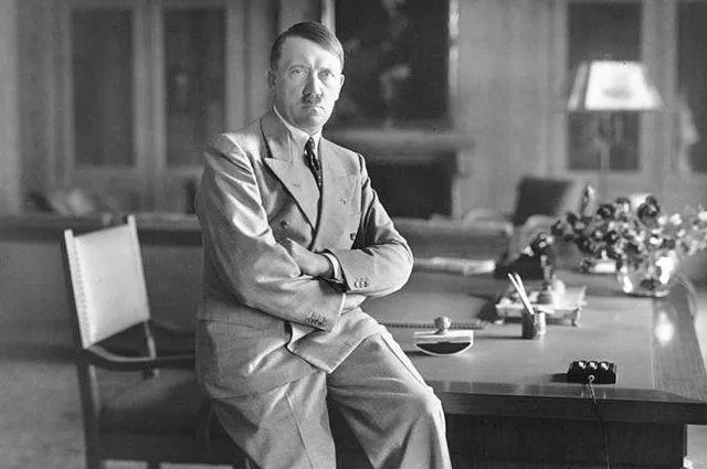 Адольф Гитлер в кабинете