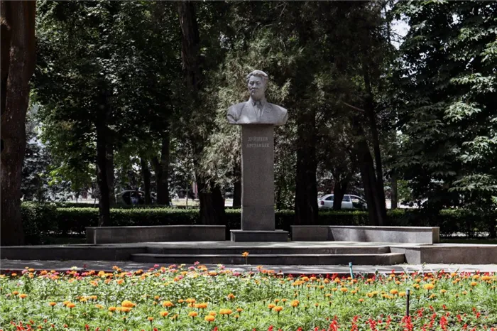 Сквер с памятником — постсоветские страны