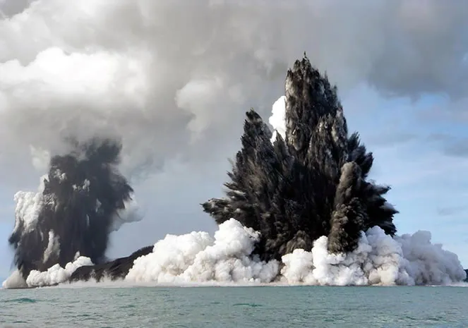 Извержение вулкана Сарычева на Курильских островах